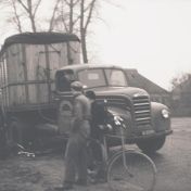 Kenteken: A 21248; Ongeluk met fietser en de Ford Thames truck, onbekende locatie, ca. 1950, foto: <a href='https://tinyurl.com/372wpb58' target='_blank'>Collectie Drents Archief</a>; Fotograaf: Klaas van Buiten