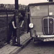 Kenteken: A 27165; Ford V8, foto: still uit de film "De Groningsche reinigingsdienst, voorheen en thans" , C.R. Tiddens, 1936-1949, coll. GrA (2209-AV0061)