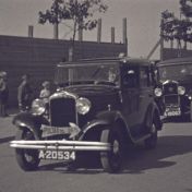 Kenteken: A 20534; Hillman Minx, foto: still uit de film "Van Avondrust naar Avondlicht" J. Thie, 1933-1934, coll. GrA (2209-AV7550)