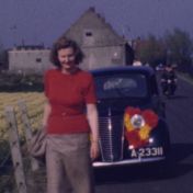 Kenteken: A 23311; Fiat 1100 bij de bollenvelden, ca. 1948,  foto: still uit "Huis- tuin- en keukenfilm", 1946-1948, coll. GrA (2209-AV20265)