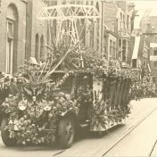 Kenteken: A 16100; Chevrolet, Groningen, Gelkingestraat, Optocht ter gelegenheid van het 40-jarig jubileum van koningin Wilhelmina, 08-09-1938 (1785-06075)