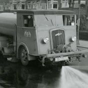 Kenteken: A 30766; Opel Blitz op de Rosensteinlaan, zomer 1946, foto: archief Gemeentereiniging (1475)