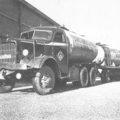 Kenteken: A 37509; Mack, foto: collectie <a href='http://www.transportnostalgie.punt.nl/' target='_blank'>transportnostalgie.punt.nl</a>