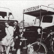 Kenteken: A 14166; Bedford, bodenterrein Groningen, links Karel (Bob) Brockschmidt, foto: F. Bos