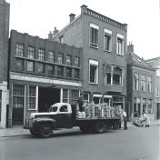 Kenteken: A 38644; Ford vrachtwagen voor het pand van Bijholt, Groningen, NIeuwe Boteringestraat, 1955 (2248-5837); Fotograaf: Fotobedrijf Piet Boonstra