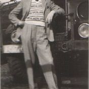 Kenteken: A 34776; Hendrik Kamphuis voor de Chevrolet, foto: M. A. Kamphuis-Grimmenga