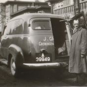 Kenteken: A 39949; Johannes Vincentius den Brinker bij de Chevrolet, Eindhoven, Helmerslaan, 06-03-1948, foto: L. Durksz