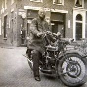 Kenteken: A 5837; Warffum,  garage Havinga aan de kruising Noorderstraat/Oosterstraat, één van de Gebrs Sissing op de Douglas motor, foto: L. F. Medendorp