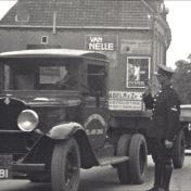 Kenteken: A 4381; Chevrolet, foto: still uit "Verkeersfilm", C. van der Mei, 1934, coll. GrA (2209-0176)