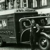 Kenteken: A 23426; Ford V8,  Bode Joh. Meijer (met sigaar), foto: archief W. Mollema