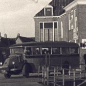 Kenteken: A 9478; Latil, foto: still uit de film "Dorpsfilm Hoogkerk", P. Mulder, 1936-1938, coll. GrA (2209-AV0010)