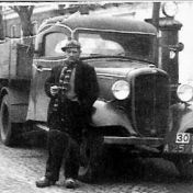 Kenteken: A 25712;  Hendrikus Gorter met de Chevrolet trailercombinatie bij de benzinepomp van G. Smid, foto: collectie <a href='http://www.transportnostalgie.punt.nl/' target='_blank'>transportnostalgie.punt.nl</a>