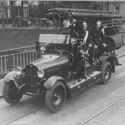 Kenteken: A 32247; Ford, Groningen, Herebrug, optocht t.g.v. het 50-jarig jubileum van de Groningse brandweer, 1934 (1785-5537)