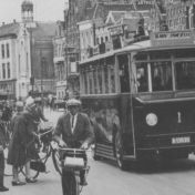 Kenteken: A 13830; Groningen, Vismarkt ca. 1927, foto: uitsnede 1785-21989.jpg