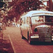 Kenteken: A 7220; Volvo ca. 1941, foto: Still uit DAVA-film AV2910