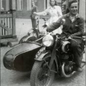 Kenteken: A 27414; R. Dijkema op de DKW SB 500, Bron: "Het Motorrijwiel in Nederland", uitgave t.g.v. 40-jarig jubileum van de Veteraan Motoren Club