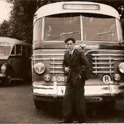Kenteken: A 38153; Gerrit Ebeling voor de bus naar Emmen ca. 1950, foto: W. Ebeling