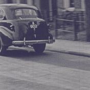 Kenteken: A 902; Chevrolet Master, foto: still uit de film "Het Gronings Verzet 1940 – 1945", 1980, Dirk Verel, C. van der Mei, C.R. Tiddens, M. Mennes, coll. GrA (2209-7563)