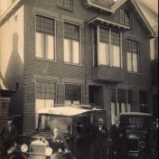 Kenteken: A 1297; Staande (met snor) Eppo Beereboom bij de beide Ford wagens, met links op spatbord en rechts zijn beide zoons, Mennonietenkerkstraat, Uithuizen, ca. 1926, foto: E. Beereboom