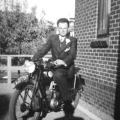 Kenteken: A 27797; B.C. Smid op de DKW, vermoedelijk op zijn trouwdag in 1937, foto: W. Smid