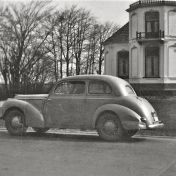 Kenteken: A 13688; De Skoda voor Hoofdweg 16, Nieuw Beerta, herfst 1947 foto: J. Noteboom