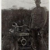 Kenteken: A 976; Dirk Herman Reinders met zijn Douglas motor, foto: J. Heemstra