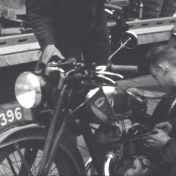 Kenteken: A 27396; DKW, Winschoten, Engelsestraat, foto: still uit de film "Winschoten, Koopstad van het Oldambt en Westerwolde", 1937-1939 coll. GrA (2209-20766)