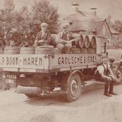 Kenteken: A 11056; Biertransport Rijkstraatweg jaren 2 september 1929, op de auto de broers H.  Schuringa (links) en K. J. Schuringa, foto: dhr. Boon
