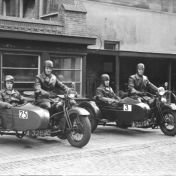 Kenteken: A 32704; Deelnemers motorwedstrijd GPSV 11-04-1947, foto: archief Piet Boonstra