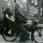Kenteken: A 28615; Kees met achterop de Eysink zijn moeder, foto: H. Horst