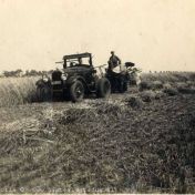 Kenteken: A 28165; Tot landbouwvoertuig omgebouwde Buick met Klaas Slager op de Zichtmachine, foto: S. Doff via Stichting Historie Stedum