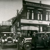 Kenteken: A 8182; Chandler bij garage Bergman aan de Hoofdstraat ca 1934. Voor de auto staat Be Bergman, foto: <a href='http://www.oudterapel.nl' target='_blank'>Website Oud Ter Apel</a>