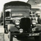 Kenteken: A 14567; Bode Balkema bij zijn Chevrolet, ca. 1935 (2687-0353); Fotograaf: W. F. Pastoor