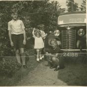 Kenteken: A 24188; Austin, v.l.n.r. Pieter Marten, Suzanne, Paul en Ineke de Vries. foto: P. R. P. de Vries