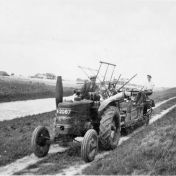Kenteken: A 2067; Field Marshall tractor met Simplex zichtmachine, 1946, foto: B. Berghuis