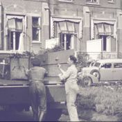 Kenteken: A 25177; Ford, foto: still uit de film "De Groningsche reinigingsdienst voorheen en thans", C.R. Tiddens, 1936-1949 coll. GrA (2209-AV0061)