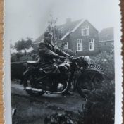 Kenteken: A 24283; Berend Kool op zijn DKW, Winschoten, 1949, foto: N. Stormer