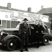 Kenteken: A 6387; Dodge, Beukemalaan, Grootegast, G. Renkema links en zoon Pim rechts, 1950, foto: J. Wagenaar; Fotograaf: Geert Hazenberg