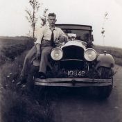 Kenteken: A 10846; Anne Muller zittend op het spatbord van de Chrysler, foto: archief W. Mollema