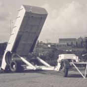 Kenteken: A 30765; De aanhangwagen voor slachtafval wordt gelost, foto: still uit de film "De Groningsche reinigingsdienst voorheen en thans", C.R. Tiddens, 1936-1949 coll. GrA (2209-AV0061)
