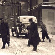 Kenteken: A 34431; Bestelauto, foto: still uit de film "Een sombere winterdag", C. R. Tiddens, 1947, coll. GrA (2209-AV14106)