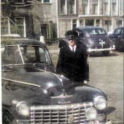 Kenteken: A 21060; Chevrolet achter de Dodge met kenteken N-6694, onbekende locatie, ca. 1954, foto: A. van Thiel 