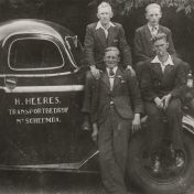 Kenteken: A 19565; Nieuw-Scheemda, bij de vrachtwagen van Heeres. V.l.n.r. boven: Willem Holt Kzn, Heiko Bloem Gzn. Onder: Bouko Boer, Heiko Bloem Hzn (818-10868)