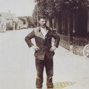 Kenteken: A 6982; Tonko Mulder voor de inrit van de werkplaats, Hoofdstraat, Finsterwolde, rechts zijn Norton motor, zomer 1936, foto: B. Mulder-Korte