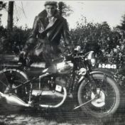 Kenteken: A 24843; Pieter Johannes Bouma bij zijn New Hudson motor, april 1935, foto: A. N. Bouma