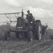 Kenteken: A 40705; John Deere, foto: still uit de film "Zichten en gezin Clevering", Hans Nicolaï, 1952, coll. GrA (2209-0193)