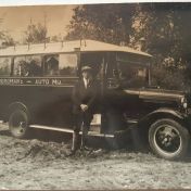 Kenteken: A 5830; Klaas Hofkamp, buschauffeur bij Bergman, ca. 1936, foto: <a href='https://www.facebook.com/groups/terapelvanvroeger/about/' target='_blank'>facebookpagina Oud Ter Apel</a>