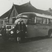 Kenteken: A 36541; Dodge, mevr. H. Wisman en Jan Hoen, foto: J. Harmsen
