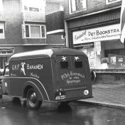 Kenteken: A 49351; DKW bestelwagen voor de winkel van fotobedrijf Piet Boonstra, Nieuwe Kijk in't Jatstraat, Gronigen, 1952 (2248-3164; Fotograaf: Fotobedrijf Piet Boonstra