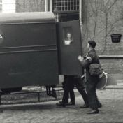 Kenteken: A 31192; Vrachtwagen, foto: still uit de film "Is Groningen Paraat?" S.J. Bakker, J.M. Heres Diddens-Zegerink ten Rodengate Marissen, 1940, coll. GrA (2209AV0019)